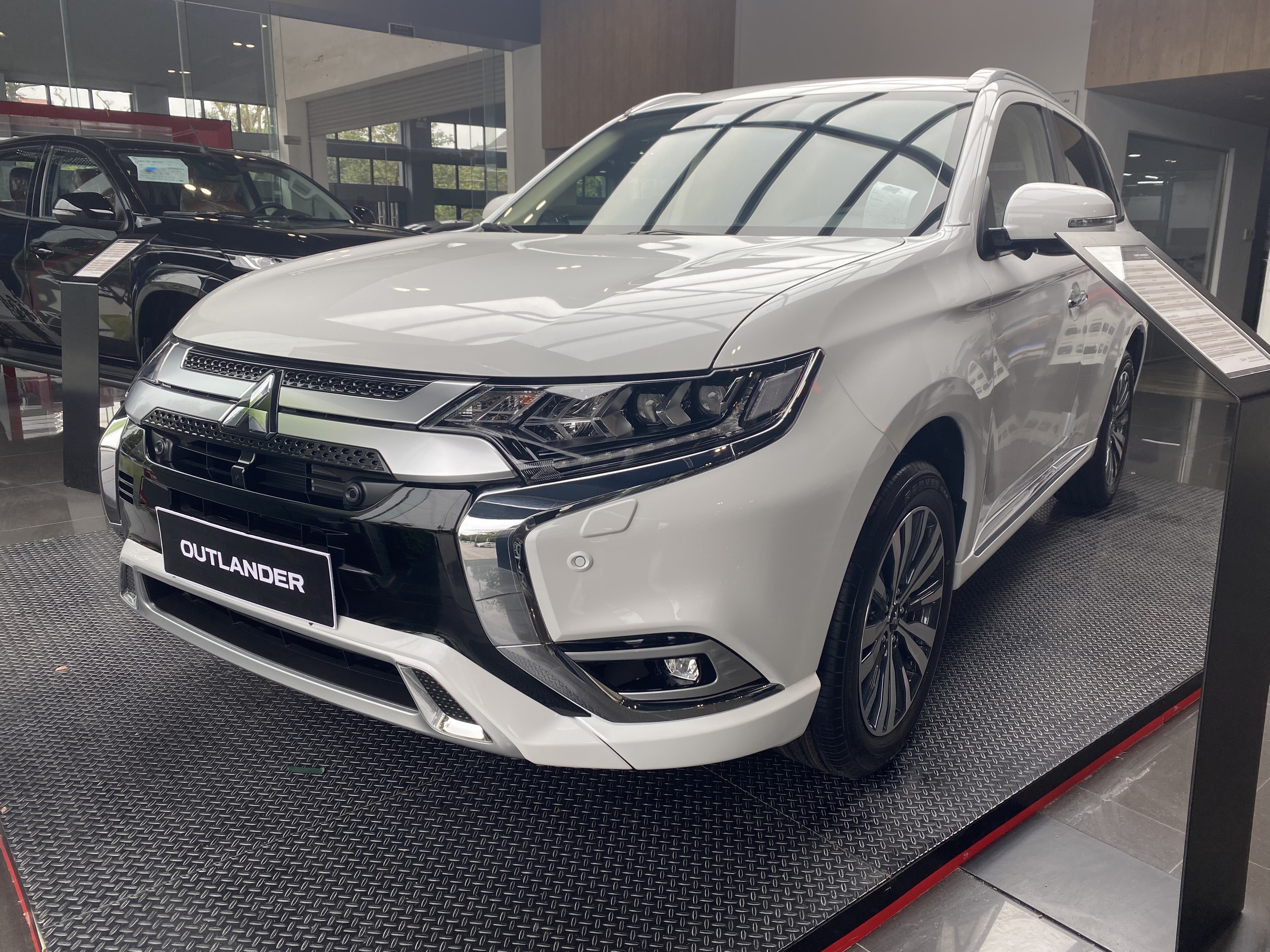 OUTLANDER 2.0 CVT PREMIUM - Giá lăn bánh tại Vinh Nghệ An